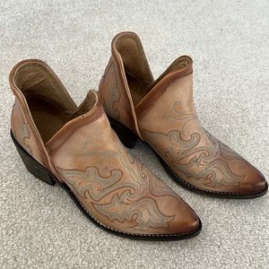 Cicle G tan leather ankle booties.